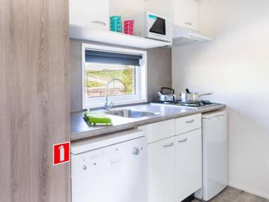 Modern chalet with microwave close to a lake