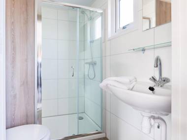 Modern chalet with microwave close to a lake