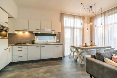 Beautifully designed chalet with dishwasher near the water