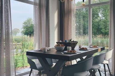 Beautifully designed chalet with dishwasher near the water