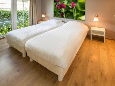 Comfortable chalet with AC and steam shower in green Twente