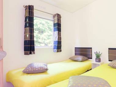 Comfortable chalet with a garden at nature reserve