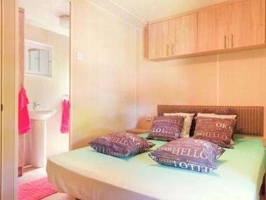 Carefully furnished chalet with a garden close to nature