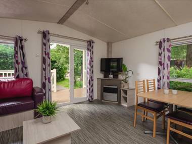 Comfortable chalet with a covered terrace close to nature