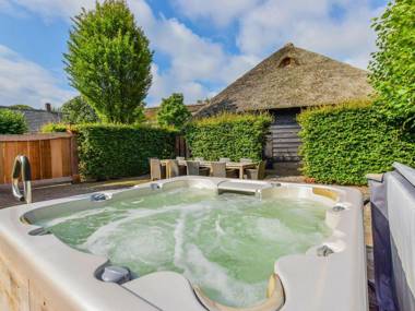 Posh Holiday Home in Alphen with Jacuzzi