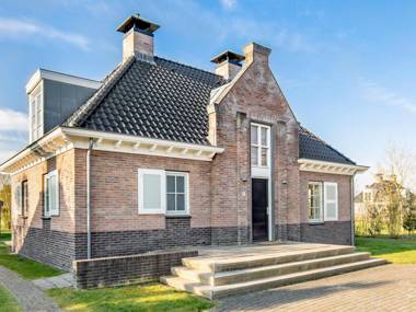 Stately luxury villa with two bathrooms 2km from Appelscha