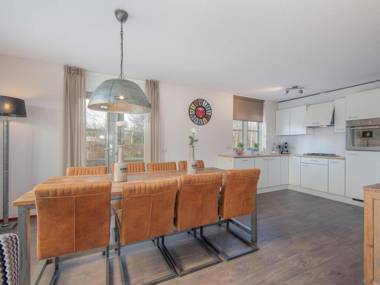 Stately luxury villa with two bathrooms 2km from Appelscha