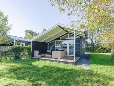 Modern water cottage with microwave in the Sneekermeer area