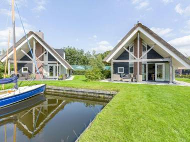 Thatched water villa with microwave in the Sneekermeer area