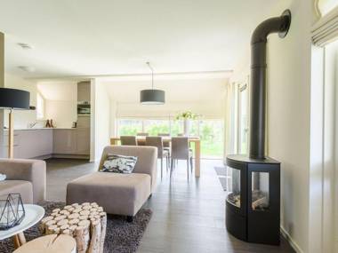 Thatched water villa with microwave in the Sneekermeer area