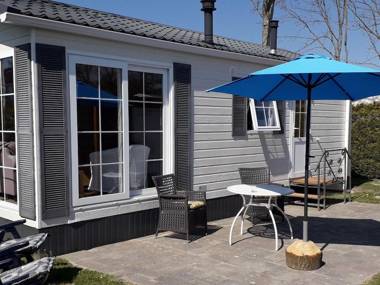 Nicely furnished chalet with one oven near the Wadden Sea