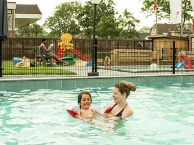 Tidy chalet with a microwave near the Wadden Sea