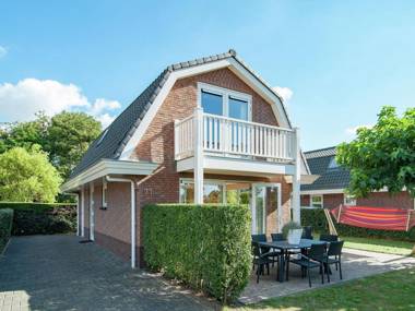 Cozy holiday home with a spacious garden 1.2km from the sea