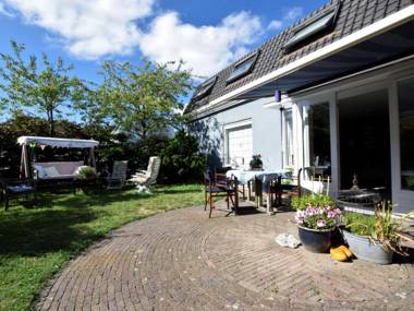 Relax in your holiday home with sauna 1 km from the beach of Noordwijk.