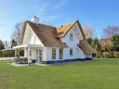 Beautiful villa with lots of comfort near North Sea beach
