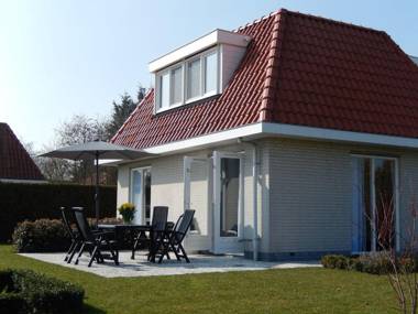 Detached house with garden 1.5 km from the sea