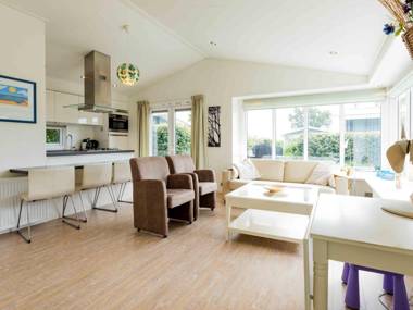 Charming chalet with dishwasher in Noordwijk sea at 2.5 km.