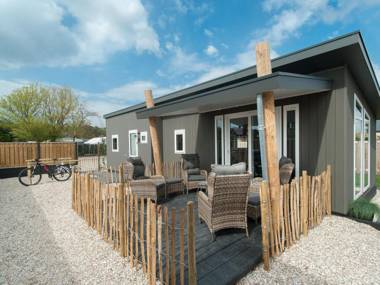 Modern chalet with a large garden and lots of privacy in Noordwijk