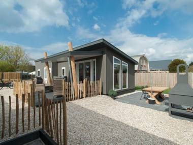 Modern chalet with a large garden and lots of privacy in Noordwijk