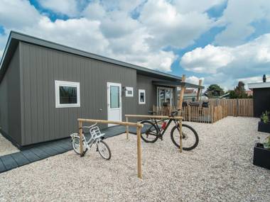 Modern chalet with a large garden and lots of privacy in Noordwijk