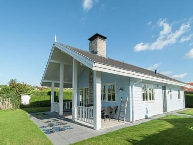 Well-furnished home with a porch at 1.2 km. from the sea
