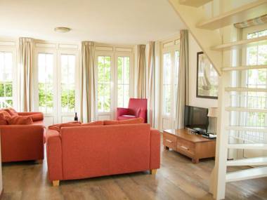 Comfortable holiday home with a porch at 1.3 km from the sea