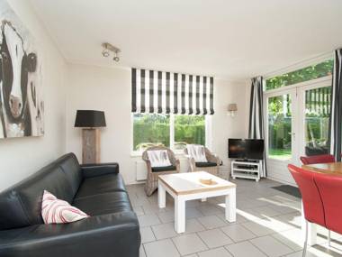 Cozy detached holiday home with terrace 1.2km from the sea