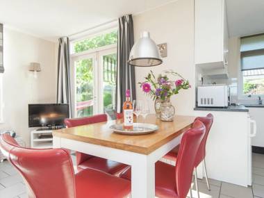 Cozy detached holiday home with terrace 1.2km from the sea