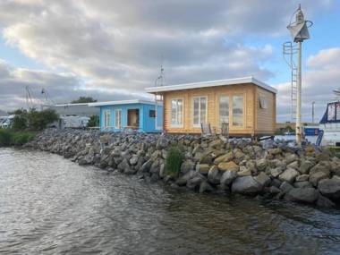 Waterhuisjes op de pier van LauwersmeerPlezier!