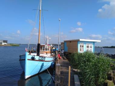 Waterhuisjes op de pier van LauwersmeerPlezier!