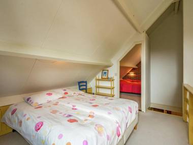 Cosy Holiday Home in Lauwersoog by the Lake with jacuzzi