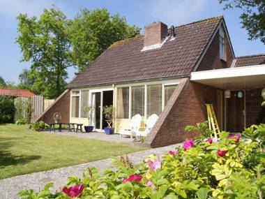 Cosy Holiday Home in Lauwersoog by the Lake with jacuzzi