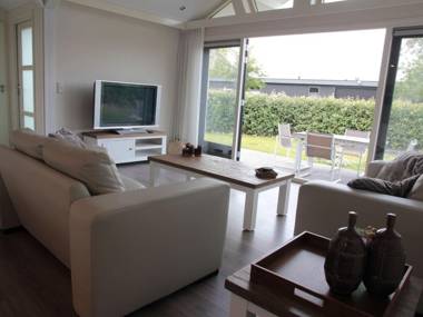 Lovely Holiday Home in Kattendijke near Centre & Seabeach
