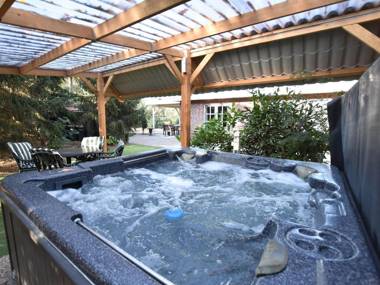 Cozy Holiday Home in Reutum with Jacuzzi