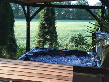 Alluring Holiday Home in Reutum-Weerselo with Jacuzzi