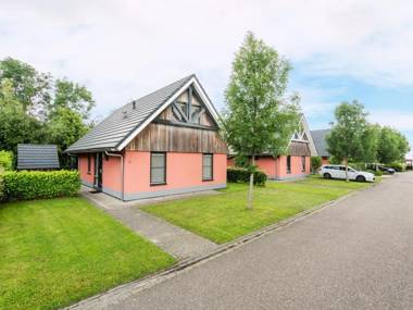 Comfortably furnished holiday home in a small park on the Slotermeer