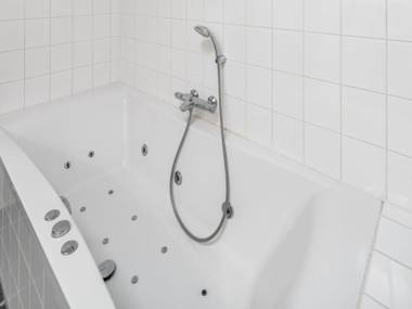 Comfy villa with whirlpool and sunshower in nature