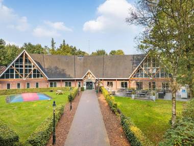 Luxurious holidayhome with whirlpool and sunshower in nature