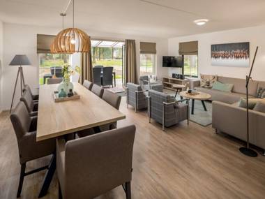 Luxurious holidayhome with whirlpool and sunshower in nature