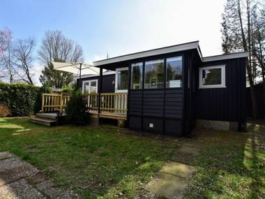 Tasteful chalet with veranda in the Veluwe