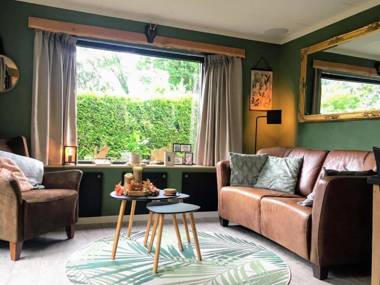 Tasteful chalet with veranda in the Veluwe