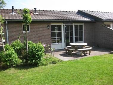 Semi-detached bungalow with dishwasher near the Veluwe