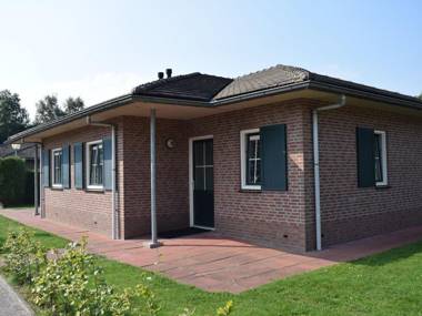 Combined bungalow with decorative fireplace near the Veluwe