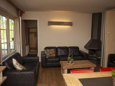 Combined bungalow with decorative fireplace near the Veluwe