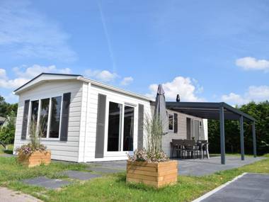 Comfortable and detached chalet with terrace near the Veluwe