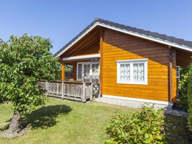 Heavenly Chalet in Sint Annaland with Terrace Garden BBQ