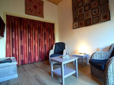 Staying in a thatched barn with bedroom and box bed beautiful view Achterhoek