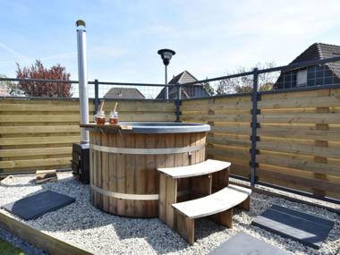 Cozy Cottage in Herkingen with hottub in the garden.