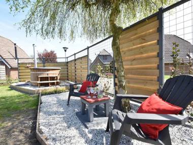 Cozy Cottage in Herkingen with hottub in the garden.