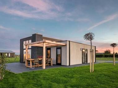 Modern sustainably built bungalow between 2 nature reserves
